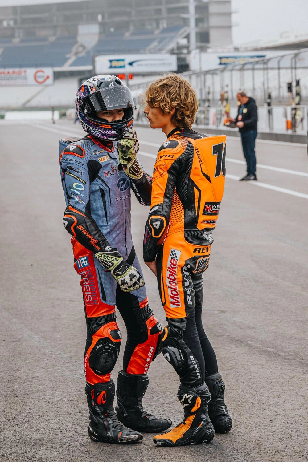 LW-Motorsport - Der Rennfahrer - Gespräch zwischen zwei Fahrern